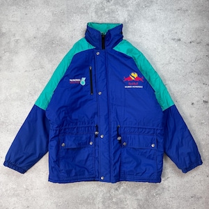 Pu&ograve; includere: Giacca blu, verde acqua e blu navy con la scritta "PETRONAS MALAYSIA" e "SAUBER PETRONAS". La giacca ha un collo alto, una cerniera e pi&ugrave; tasche. La giacca &egrave; in stile vintage.