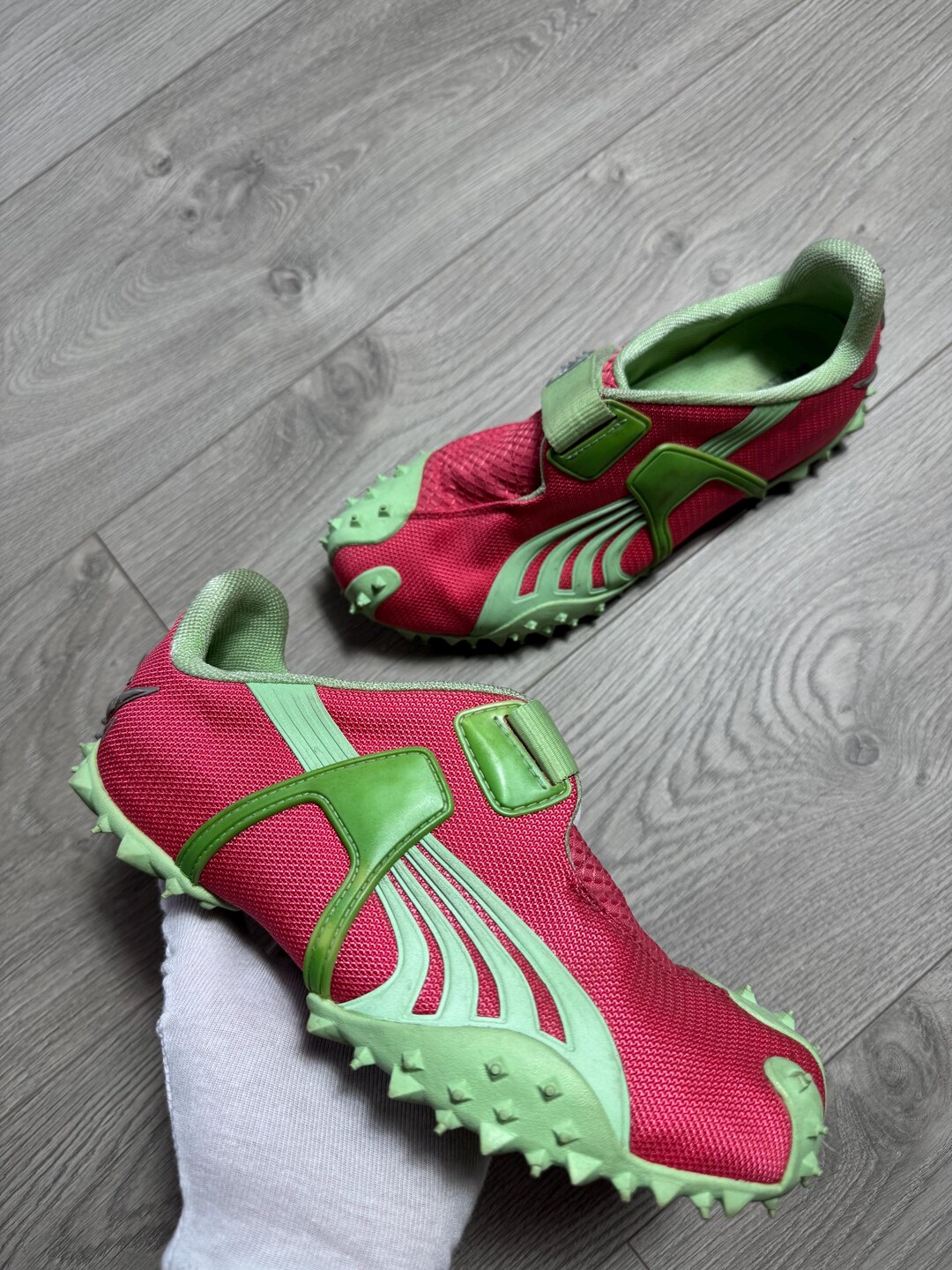 PUMA future cat スニーカー　archive/y2k Vintage Puma Future Cat Y2K Spiked Track Shoes – Neon Green / Hot
