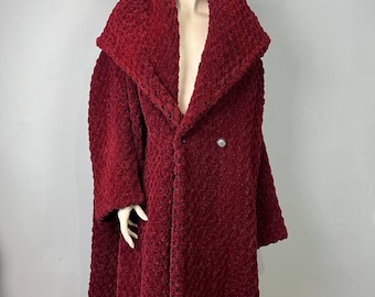 Piste Romeo Gigli FW 1989 1990 texturé manteau à capuche bordeaux avant-gardiste cape surdimensionnée Italie des années 80 dramatique capuche pointue