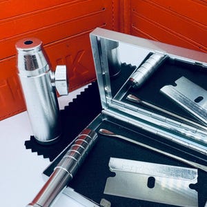 Estuche completo con espejo compacto tipo cartera y accesorios a juego Silver Royal Box