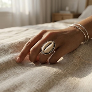 Handgjord sterlingsilverring med kauri, minimalistiska havssmycken