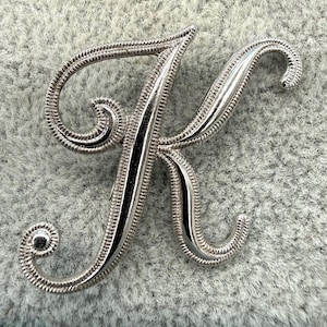 Vintage 835 Silber Monogramm Brosche K – Elegante Initiale Art Deco Stil