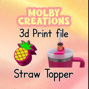 Puede incluir: Un vaso rosa con borde y asa blancos, con un adorno de pajita de piña. También se muestra un diseño de piña impreso en 3D. Se muestra el texto "MOLBY CREATIONS" y "3d Print file Straw Topper".