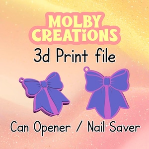 Puede incluir: Dos archivos de impresión 3D en forma de lazo morado para abrelatas y salvaúñas. El texto "MOLBY CREATIONS" está en la parte superior, con "3d Print file" debajo. Las palabras "Can Opener / Nail Saver" están en la parte inferior.