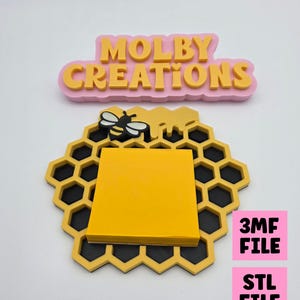 Può includere: Un organizer da scrivania a forma di favo giallo e nero con un blocco di note adesive giallo. Un'ape dei cartoni animati è in cima al favo. Il testo "MOLBY CREATIONS" è sopra il favo. Quadrati rosa con il testo "3MF FILE" e "STL FILE" a destra.