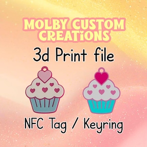Könnte beinhalten: Das Bild zeigt zwei cupcake-förmige Schlüsselanhänger oder NFC-Tags. Die Cupcakes haben weißes Zuckerguss mit rosa Herzakzenten und einem rosa Herz oben. Die Basis ist hellblau. Der Text enthält "MOLBY CUSTOM CREATIONS" und "3d Print file."