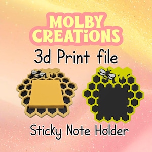 Puede incluir: Dos sujetadores de notas adhesivas impresos en 3D con diseño de panal. Uno tiene notas adhesivas amarillas, el otro un interior negro. Ambos tienen un gráfico de abeja. El texto "MOLBY CREATIONS" y "3d Print file" están en la parte superior, y "Sticky Note Holder" en la inferior.