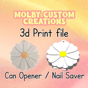 Op de afbeelding: Twee madeliefvormige 3D-geprinte blikopeners/nagelbespaarders. Eén is lichtgrijs met een gouden centrum, de andere is wit met een geel centrum. De tekst "MOLBY CUSTOM CREATIONS" en "3d Print file" staan bovenaan. De tekst "Can Opener / Nail Saver" staat onderaan.