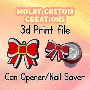Puede incluir: La imagen muestra dos abridores de latas/salvaúñas en forma de lazo rojo y blanco con un centro cuadrado amarillo. Uno está al lado de una lata de refresco. El texto dice "MOLBY CUSTOM CREATIONS", "3d Print file" y "Can Opener/Nail Saver".