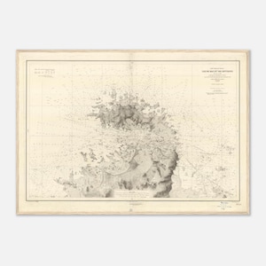 Può includere: Una carta nautica vintage incorniciata di Isle Royale e dintorni, in una cornice di legno chiaro. La mappa presenta dettagliate linee costiere, profondità e informazioni di navigazione. La carta è stampata in tonalità grigie e beige, con testo in alto a destra.