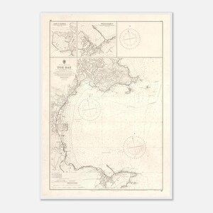 Op de afbeelding: Oude zeekaart van Tor Bay, met gedetailleerde kustlijnen, dieptemetingen en navigatiehulpmiddelen. De kaart is gedrukt in sepiatinten, met de titel "Tor Bay" duidelijk zichtbaar. Inclusief kompasrozen en inzetkaarten.