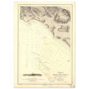 Könnte beinhalten: Antike Seekarte der Mittelmeerküste mit detaillierter Topographie und Tiefenmessungen. Die Karte ist in schwarzer Tinte auf gealtertem Papier gedruckt, mit dem Titel "GIRGENTI-PORT EMPÉDOCLE" und anderem Text auf Französisch.