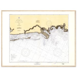 Puede incluir: Carta náutica enmarcada de la bahía de Apalachee, St. George Sound. La carta presenta representaciones detalladas de la costa, profundidades y ayudas a la navegación. El mapa está en un marco de madera clara con un paspartú blanco.