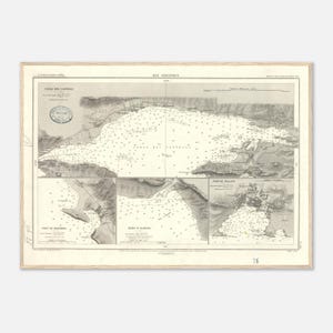Puede incluir: Un mapa náutico antiguo del mar Adriático, con ilustraciones detalladas de zonas costeras, puertos y marcadores de navegación. El mapa está enmarcado y tiene una estética vintage, con texto en francés e italiano.