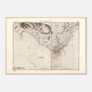 Könnte beinhalten: Antiker nautischer Kartendruck mit der Küste Siziliens, mit detaillierten Illustrationen von Catania und Girgenti. Die Karte ist in Schwarzweiß gehalten, mit einem beigen Rahmen und ist gerahmt.
