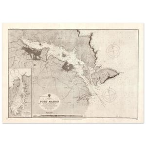 Puede incluir: Antigua carta náutica de Port Mahón, con representaciones detalladas de la costa, las vías fluviales y los alrededores. El mapa está en tonos sepia, con intrincados trazos y etiquetas de texto. Se incluyen rosas de los vientos y otros elementos de navegación.