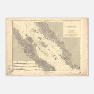 Puede incluir: Carta náutica antigua del Canal de Palmas, con información topográfica y batimétrica detallada. El mapa está en tonos beige y gris, con texto en la esquina superior derecha. El mapa está enmarcado en madera clara.