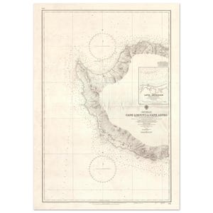 Puede incluir: Una carta náutica vintage titulada "Cape Limniti to Cape Aspro". El mapa presenta líneas de costa detalladas, sondeos y marcadores de navegación. La carta está impresa en tonos sepia sobre papel envejecido, con una superposición de cuadrícula.
