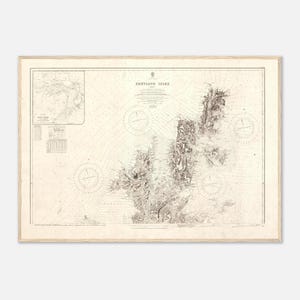 Puede incluir: Una impresión de mapa antiguo de las Islas Shetland, con cartografía detallada en tonos sepia. El mapa incluye detalles de navegación, rosas de los vientos y un mapa más pequeño. La impresión está enmarcada en un marco de madera de color claro.