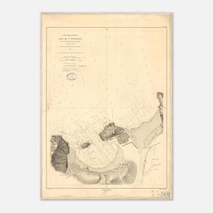Peut inclure: Carte nautique ancienne de la baie de Saint-Sébastien, avec des contours côtiers détaillés, des sondages et des repères de navigation. La carte est imprimée en tons sépia sur du papier vieilli, avec du texte en français.