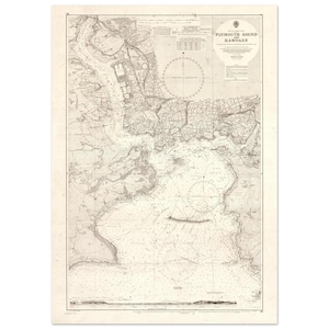 Op de afbeelding: Een vintage nautische kaart van Plymouth Sound, met gedetailleerde kustlijnen, dieptes en navigatie-informatie. De kaart is gedrukt in zwarte inkt op verouderd, gebroken wit papier, met de titel "Plymouth Sound and Rameaze" bovenaan.