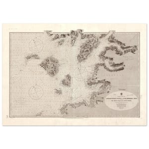 Puede incluir: Un mapa náutico vintage en tonos sepia de Ardnamurchan Point a Loch Sunart, Escocia. El mapa muestra líneas de costa detalladas, islas y marcadores de navegación. El texto incluye el título y otros detalles cartográficos.