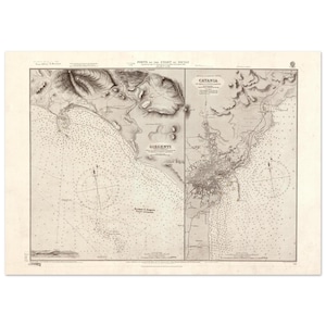 Könnte beinhalten: Antiker Kartendruck mit dem Titel "Ports on the Coast of Sicily" mit detaillierter Kartografie von Girgenti und Catania. Die Karte ist in Schwarzweiß gehalten und zeigt detaillierte Küstenlinien, Topografie und Meerestiefen. Der Druck hat eine Vintage-Ästhetik.