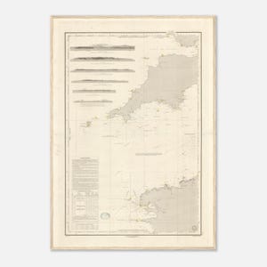 Puede incluir: Un mapa náutico antiguo enmarcado, que muestra líneas costeras detalladas y datos geográficos. El mapa es principalmente en tonos beige y gris, con líneas y texto intrincados. El marco es de color madera clara, lo que se suma a la estética antigua. El mapa parece ser de una región costera.