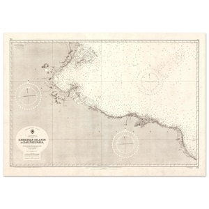Puede incluir: Carta náutica antigua de las islas Kerkennah a Ras Misurata. El mapa muestra líneas de costa detalladas, sondeos y ayudas a la navegación. Impreso en tonos sepia, incluye líneas de cuadrícula y rosas de los vientos. El título está en una fuente decorativa.
