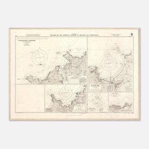 Op de afbeelding: Een set van drie keramische mokken met een gespikkelde, matte afwerking. Elke mok heeft een andere kleur: lichtblauw, crème en grijs. De mokken hebben een eenvoudig, modern ontwerp en een comfortabele handgreep.