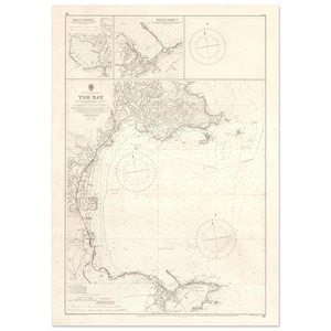 Op de afbeelding: Een vintage nautische kaart van Tor Bay, met gedetailleerde kustlijnen, dieptemetingen en kompasrozen. De kaart is gedrukt in sepiatinten, met de titel "Tor Bay" prominent weergegeven. De kaart bevat insets van haven details.