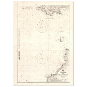Op de afbeelding: Een gedetailleerde vintage zeekaart van de Approaches to Bristol Channel, met kustlijnen, navigatiemarkeringen en kompasrozen. Gedrukt op verouderd papier, de kaart heeft een raster en tekst aan de onderkant.