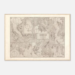 Może przedstawiać: Zabytkowa mapa morska zatytułowana North of the Shetland Isles, zawierająca kilka szczegółowych czarno-białych map obszarów przybrzeżnych, w tym Sullom Voe i Yell Sound, z różami wiatrów, pomiarami głębokości i precyzyjnymi oznaczeniami topograficznymi.