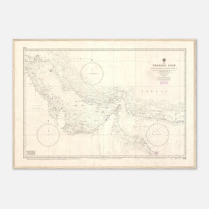Op de afbeelding: Een vintage kaart van de Perzische Golf, met gedetailleerde cartografie in tinten beige en grijs. De kaart bevat tekst met de naam van de regio en andere geografische details, omlijst in licht hout.