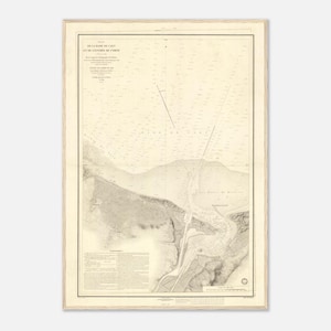 Puede incluir: Un mapa antiguo enmarcado de la bahía de Calvi y la costa de Córcega. El mapa es en blanco y negro con detalles geográficos, texto y líneas. El marco es de color madera clara.