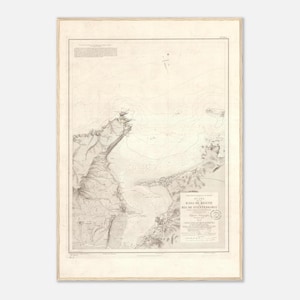 Peut inclure: Ancienne carte nautique de la Ría de Fuenterrabía, avec des côtes détaillées, des sondages et des caractéristiques géographiques. La carte est imprimée à l'encre noire sur du papier vieilli, encadrée dans un cadre en bois clair.