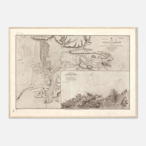 Op de afbeelding: Oude nautische kaart van Barnstaple en Bideford in sepia, met gedetailleerde kustlijnen en waterwegen. De kaart, met tekst, is ingelijst in een licht houten frame.