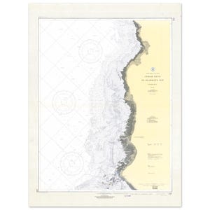 Peut inclure: Une carte nautique de Cedar Keys à Deadman Bay, Floride. La carte présente des côtes détaillées, des sondages et des aides à la navigation. La carte est imprimée sur du papier vieilli avec une bordure crème et du texte.