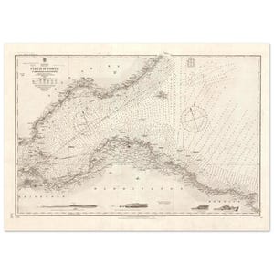 Op de afbeelding: Een vintage nautische kaart van de Firth of Forth, Schotland, in sepia tinten. De kaart toont de kustlijn, met dieptemetingen aangegeven door kleine stippen. De titel "Firth of Forth" staat bovenaan, met plaatsnamen onderaan.