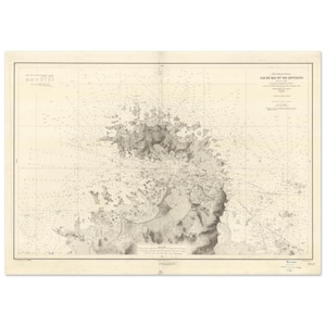 Può includere: Antica carta nautica di Île de Bas et ses environs, con cartografia dettagliata in tonalità beige e grigie. La mappa include testo in francese, linee di griglia e scandagli, offrendo uno sguardo alla navigazione marittima storica.