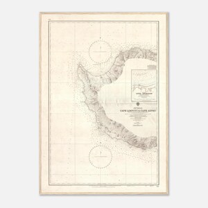 Puede incluir: Una impresión de mapa náutico vintage, enmarcada en madera clara. El mapa muestra una zona costera con líneas detalladas, símbolos y el texto "CAPE LIMNITI to CAPE ASPRO". El mapa incluye un mapa más pequeño y rosas de los vientos circulares.