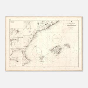Pode incluir: Uma carta náutica antiga intitulada ALICANTE TO PALAMOS AND THE ISLAS BALEARES, com traços pretos detalhados sobre um fundo creme. O mapa exibe contornos costeiros, sondagens de profundidade e rosas dos ventos, emoldurado em madeira clara.