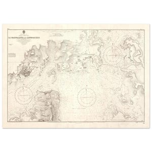 Puede incluir: Un mapa náutico antiguo titulado "LA MADDALENA AND APPROACHES". El mapa muestra líneas de costa, islas y profundidades marinas detalladas, con rosas de los vientos y texto. Impreso en tinta negra sobre papel envejecido blanquecino, tiene un aspecto vintage.