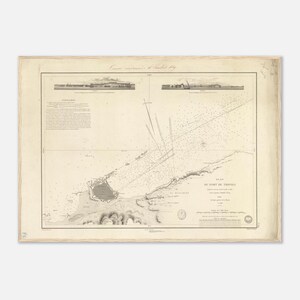 Pode incluir: Antiga carta náutica do porto de Tripoli, com ilustrações detalhadas da costa, profundidades marinhas e arredores. O mapa é impresso em tinta preta sobre papel envelhecido, com texto em francês. O mapa está emoldurado em uma moldura de madeira clara.