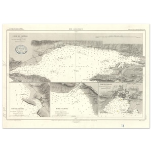 Może przedstawiać: Antyczna mapa morska Morza Adriatyckiego, przedstawiająca Canal dei Castelli, Rade d'Almissa i Port de Spalato. Mapa jest czarno-biała, z tekstem i oznaczeniami.