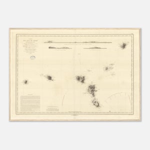 Peut inclure: Une carte ancienne des Des Iles de Levant, encadrée dans un cadre en bois clair. La carte présente des illustrations détaillées d'îles et de côtes, avec du texte en français. La carte est imprimée sur du papier vieilli.