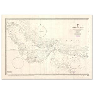 Op de afbeelding: Een antieke kaart van de Perzische Golf, met gedetailleerde cartografie in grijstinten en beige. De titel "Persian Gulf" is prominent weergegeven, met extra tekst en cirkelvormige kompasrozen. Een vintage zeekaart.