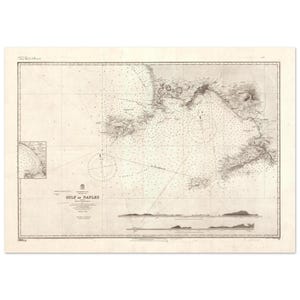 Könnte beinhalten: Eine antike Seekarte des Golfs von Neapel, Italien, mit detaillierten Küstenlinien, Tiefenmessungen und Navigationslinien. Die Karte ist in Sepiatönen gedruckt, mit dem Titel "Gulf of Naples" prominent dargestellt. Die Karte enthält eine kleinere inset Karte und verschiedene geografische Merkmale.