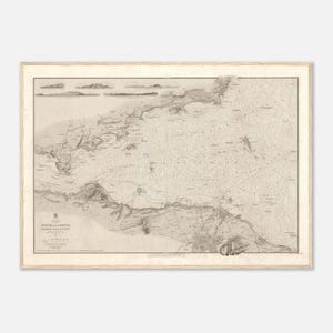Op de afbeelding: Een vintage kaartafdruk van de Firth of Forth, Schotland, in sepia tinten. De kaart toont gedetailleerde kustlijnen, landkenmerken en tekst, omlijst in licht hout. De kaart is een historische nautische kaart.