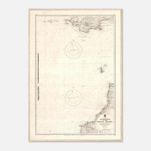 Op de afbeelding: Een vintage nautische kaart van het Bristol Channel, ingelijst in licht hout. De kaart toont gedetailleerde kustlijnen, kompasrozen en de titel "Approaches to the Bristol Channel". De kaart is gedrukt in zwarte inkt op een crèmekleurige achtergrond.